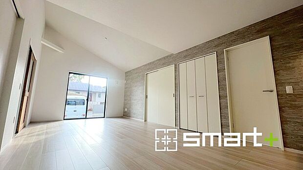 ~穏やかな陽の入るLDK~ ・大きな窓のあるLDKは陽当りも良好で明るい空間となっております。 ・ご家族団らんなど過ごす時間の多いLDKが明るいのは嬉しいポイントですね。