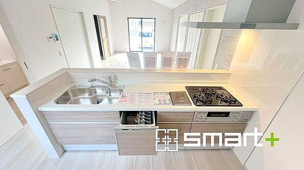 ～食器洗浄機を標準装備～ ・キッチンにはビルトインタイプの食器洗浄機を標準装備。 ・家事にかける時間を削減でき、「自分時間」を増やすことができる嬉しいアイテムです。 