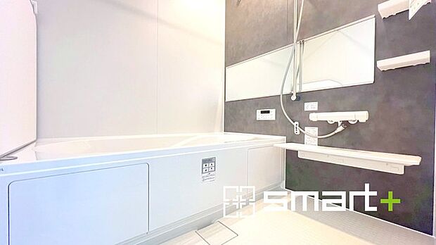 ~浴室乾燥機付きの浴室~ ・浴室には乾燥機が付いているので雨の日でも洗濯物を干すことが可能です。 ・水はけの良い床材など機能面も充実。マイクロバルなどオプションもご相談くださいませ。