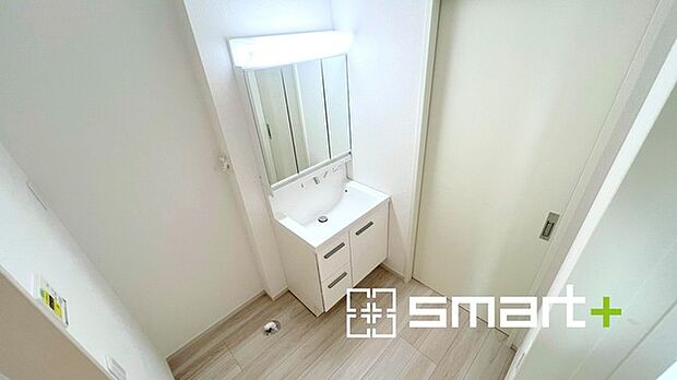～シャワー付き洗面台を採用～ ・洗面台の蛇口がホースで伸びシャワーとしてご利用可能。 ・朝の寝ぐせ直しなどにシャワーを使いたい時、洗面台の掃除をする際にも便利にお使いいただけますよ。 