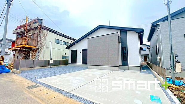 ～ゆとりあるカースペース～ ・セカンドカーや来客時にも困らないカースペース2台分は並列駐車可能でお車の出し入れもラクラク。 ・カーポートなどのオプションもお気軽にご相談くださいませ。