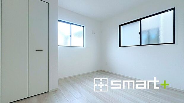 ～収納豊富な洋室～ ・各居室に備え付けの収納をご用意。タンスなどを置く場合と比べ出っ張らないので部屋の中を有効のご活用いただけます。 ・収納の広さなどぜひ現地でご確認くださいませ。 
