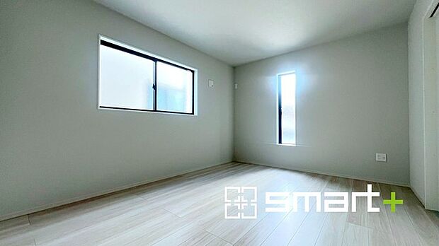 ~2面採光の明るいお部屋~ ・洋室は2面採光とする事で穏やかな陽の入る明るい空間となっております。 ・くつろぎのプライベート時間を明るい空間で穏やかにお過ごしいただけます。