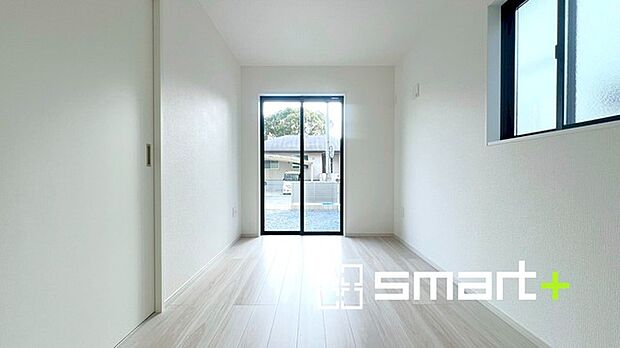 ~自然な風合いの洋室~ ・ナチュラルな色彩で纏められた洋室は家具のコーディネートもしやすくなっております。 ・どんな家具にするか考えるだけでも楽しくなってきますね。