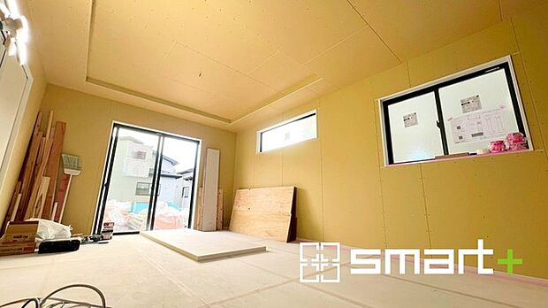 ~穏やかな陽の入るLDK~ ・大きな窓のあるLDKは陽当りも良好で明るい空間となっております。 ・ご家族団らんなど過ごす時間の多いLDKが明るいのは嬉しいポイントですね。