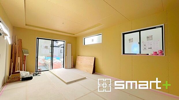 ～窓からはたっぷりの陽光～ ・穏やかな陽だまりに包まれる居心地の良いＬＤＫは、ご家族が自然と集まる憩いのスペースに。 ・家事をしながらご家族との会話が楽しめる人気のカウンターキッチンも魅力。 