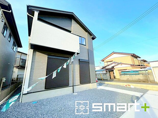 ～ベタ基礎でしっかりとした土台～ ・コンクリートの中に鉄筋を配し強度を高めた「ベタ基礎」を採用。 ・しっかりとした土台を造ったうえで、その上に建物が築造されていきます。 