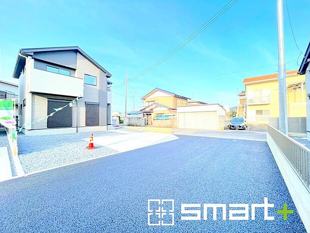 ～閑静な住宅街の立地～ ・周辺は閑静な住宅街となっておりますので、静かな暮らしをご実現いただけます。 ・前面道路の交通量も多くないので、小さなお子様がいるご家庭でもご安心ですね。 