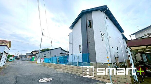 ～閑静な住宅街の立地～ ・周辺は閑静な住宅街となっておりますので、静かな暮らしをご実現いただけます。 ・前面道路の交通量も多くないので、小さなお子様がいるご家庭でもご安心ですね。 