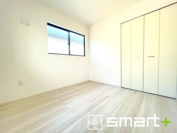 ~2面採光の明るいお部屋~ ・洋室は2面採光とする事で穏やかな陽の入る明るい空間となっております。 ・くつろぎのプライベート時間を明るい空間で穏やかにお過ごしいただけます。
