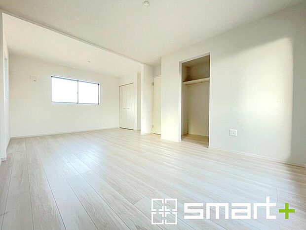 ~間取り変更も可能な洋室~ ・2階13.8帖の洋室は間仕切りを造る事で2部屋に分ける事が可能。 ・ご家族の状況に応じて部屋の数を変更できるプランです。