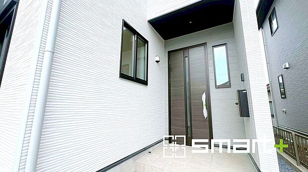 ~お住まいの顔「玄関」~ ・玄関ドアの上にはもちろん軒がございますので、雨の日でも濡れずに鍵の開閉が可能です。 ・鍵は防犯性に優れたディンプルキーを採用。