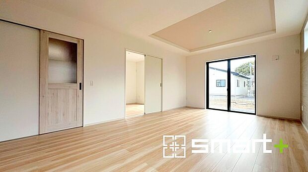 ～折り上げ天井のあるＬＤＫ～ ・一部天井を高くする折り上げ天井を配する事で縦への空間が生まれ、開放感のある広々とした仕様に。 ・ぜひ現地でその魅力をご体感くださいませ。