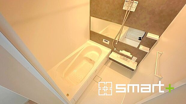 ~浴室乾燥機付きの浴室~ ・浴室には乾燥機が付いているので雨の日でも洗濯物を干すことが可能です。 ・水はけの良い床材など機能面も充実。マイクロバルなどオプションもご相談くださいませ。