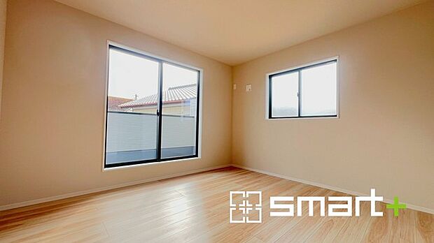 ~バルコニーに面した洋室~ ・バルコニー側の大きな窓から穏やかな陽が差し込む明るい洋室はウォークインクローゼット付。 ・ゆとりある広さでご夫婦やご兄弟でもゆったりお過ごしいただけます。