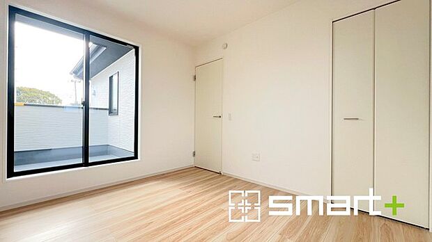 ～明るく暖かな光が差し込む洋室～ ・大きな窓からたっぷりの光が舞い込み、お部屋全体を優しく包み込んでくれます。 ・収納付きなので整理整頓しやすく、生活空間が広がりますね。