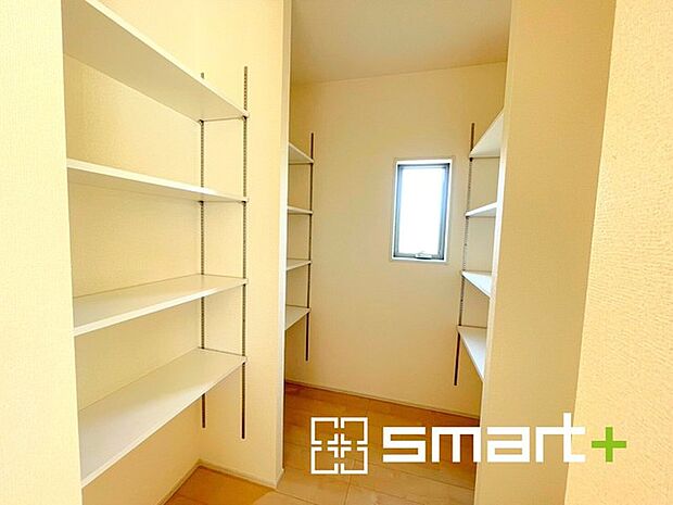 ～あると嬉しいパントリー～ ・キッチン横にはパントリー付。便利な可動棚付きで食材や台所用品のストックもたくさん出来ます。 ・散らかりがちなキッチン周りがスッキリ片付いて毎日の家事も快適。 