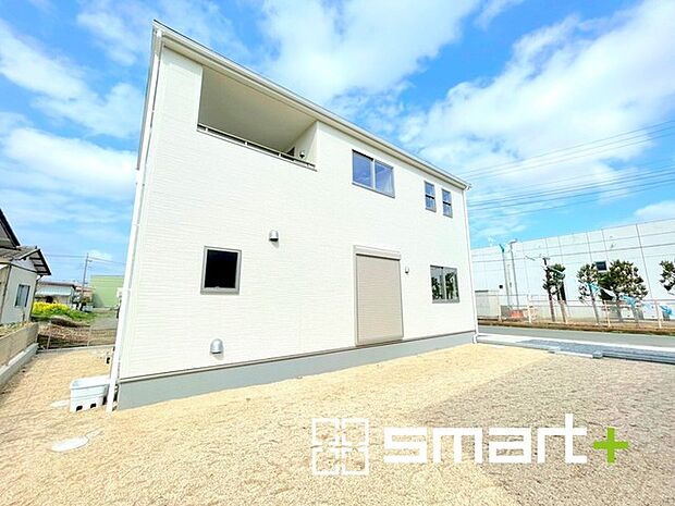 ~広々したお庭のある邸宅~ ・余裕の敷地には広いお庭もご用意。 ・ガーデニングや安らぎの空間として、倉庫を置いたりと様々な活用が可能です。 ・人工芝の敷設などもお気軽にご相談くださいませ。