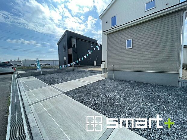 ～ゆとりあるカースペース～ ・セカンドカーや来客時にも困らないカースペース4台分は並列駐車可能でお車の出し入れもラクラク。 ・カーポートなどのオプションもお気軽にご相談くださいませ。 