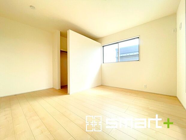 ～バルコニーに面した洋室～ ・バルコニー側の大きな窓から穏やかな陽が差し込む明るい洋室はウォークインクローゼット付。 ・ゆとりある広さでご夫婦やご兄弟でもゆったりお過ごしいただけます。 