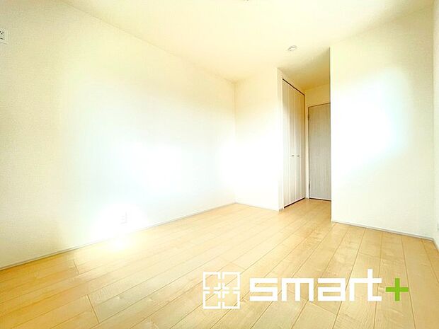 ~2面採光の明るいお部屋~ ・洋室は2面採光とする事で穏やかな陽の入る明るい空間となっております。 ・くつろぎのプライベート時間を明るい空間で穏やかにお過ごしいただけます。