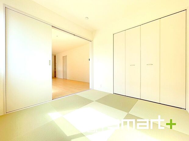 ～リビング横の和室～ ・リビング横には開放感をプラスしてくれる和室付。モダンな洋風タイプでオシャレ感アップ。 ・収納付きでお子様のプレイルームやお昼寝など、用途様々にお使いいただけます。 