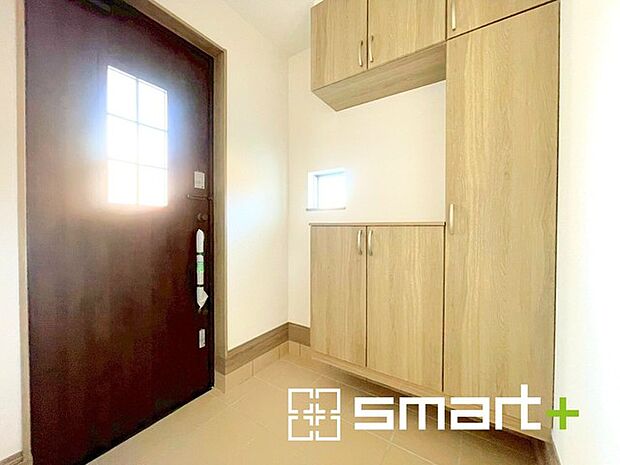 ～穏やかな陽が入る玄関～ ・玄関ドアにガラス部分を設ける事で穏やかな陽の入る玄関になります。 ・飾り棚としても演出できるコの字型のシューズボックスは大容量の収納力。