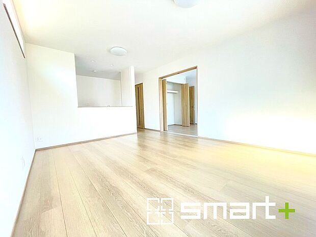 ～穏やかな陽の入るＬＤＫ～ ・大きな窓のあるＬＤＫは陽当りも良好で明るい空間となっております。 ・ご家族団らんなど過ごす時間の多いＬＤＫが明るいのは嬉しいポイントですね。 