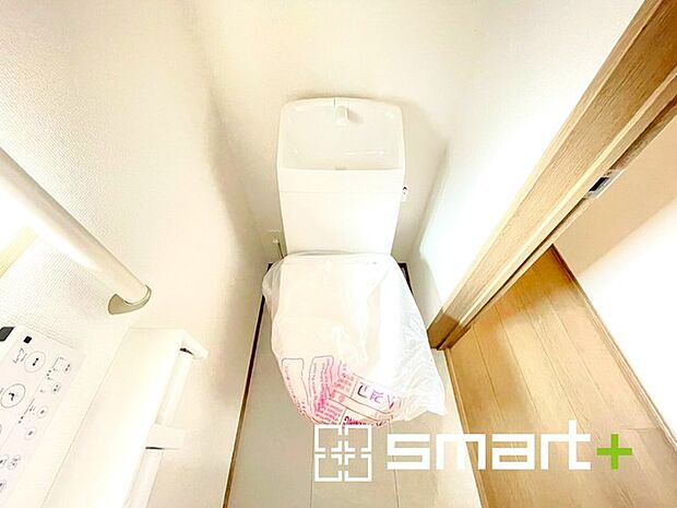 ～やはり便利なタンク式トイレ～ ・最近はタンクレストイレもございますが、タンク式の場合は停電時もお水を流すことが可能。 ・故障時なども比較的費用が安くなるなど、メリットが多くなります。 