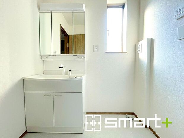 ～シャワー付き洗面台を採用～ ・洗面台の蛇口がホースで伸びシャワーとしてご利用可能。 ・朝の寝ぐせ直しなどにシャワーを使いたい時、洗面台の掃除をする際にも便利にお使いいただけますよ。 