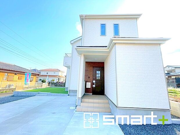 ~ゆとりあるカースペース~ ・セカンドカーや来客時にも困らないカースペース3台分は並列駐車可能でお車の出し入れもラクラク。 ・カーポートなどのオプションもお気軽にご相談くださいませ。