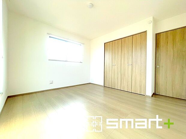 ～バルコニーに面した洋室～ ・バルコニー側の大きな窓から穏やかな陽が差し込む明るい洋室はゆとりある広さ。 ・ご夫婦やご兄弟でもゆったりとお過ごしいただけます。 