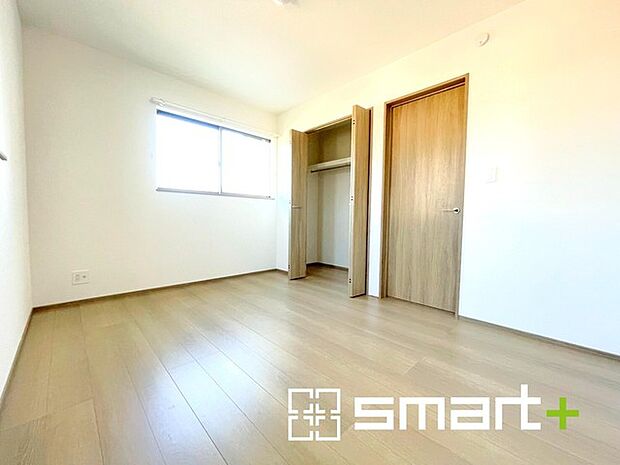 ~2面採光の明るいお部屋~ ・洋室は2面採光とする事で穏やかな陽の入る明るい空間となっております。 ・くつろぎのプライベート時間を明るい空間で穏やかにお過ごしいただけます。