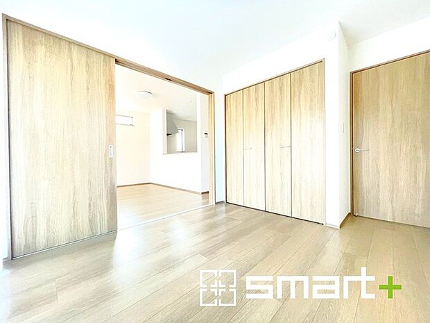 ～リビング横の洋室～ ・お子様のプレイルームやお昼寝、趣味のお部屋など、用途様々な1階洋室。 ・寝室はもちろん、玄関からも直接出入り可能なのでゲストルームにも利用できますね。 