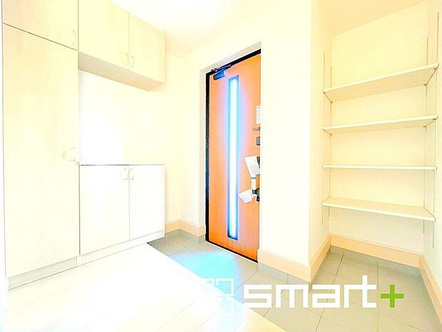 ~収納スペース充実の玄関周り~ ・たっぷりの収納スペース付きなので、散らかりがちな玄関もスッキリ片付きます。 ・便利な稼働式の棚で高さや大きさのあるものもスッキリしまえて快適。