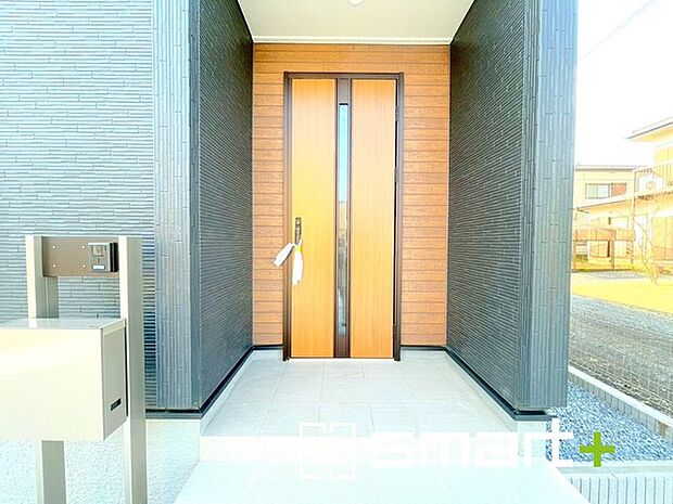 ~お住まいの顔「玄関」~ ・木のぬくもりを感じる木目調の玄関ドアで暖かみのある玄関に。 ・来客時に誰が来たかすぐにわかるモニター付きのインターフォンは防犯対策にもなります。