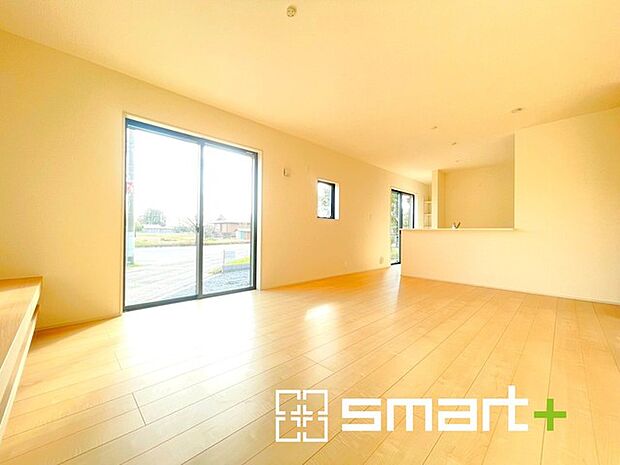 ～穏やかな陽の入るＬＤＫ～ ・大きな窓のあるＬＤＫは陽当りも良好で明るい空間となっております。 ・ご家族団らんなど過ごす時間の多いＬＤＫが明るいのは嬉しいポイントですね。 