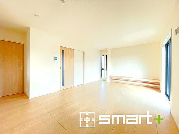 ~窓からはたっぷりの陽光~ ・大きな窓から明るい陽光が舞い込みお部屋全体を心地のよい空間に。 ・料理と洗濯、片付けなど並行して家事を進める時に便利な回遊動線。無駄のない動きで効率もアップ。