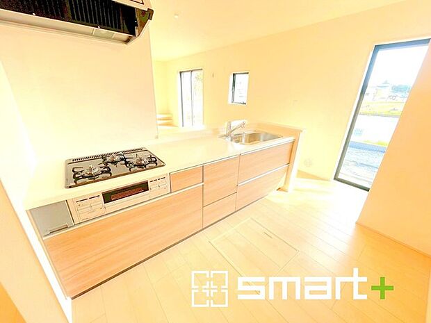 ～広々キッチンスペース～ ・キッチンスペースは余裕のある広さとなっており、キッチン内のでのすれ違いも楽々。 ・お料理や洗い物がしやすい設計となっております。 