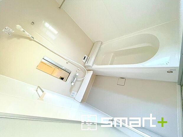 ～浴室乾燥機付きの浴室～ ・浴室には乾燥機が付いているので雨の日でも洗濯物を干すことが可能です。 ・水はけの良い床材など機能面も充実。マイクロバルなどオプションもご相談くださいませ。 