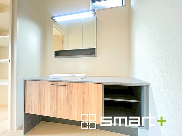 ～スタイリッシュな洗面化粧台～ ・洗面台やカウンターがスタイリッシュなデザインでオシャレな雰囲気に仕上げております。 ・洗面台の下にたっぷりの収納スペースがあり、洗剤などのストックもしまえます。 