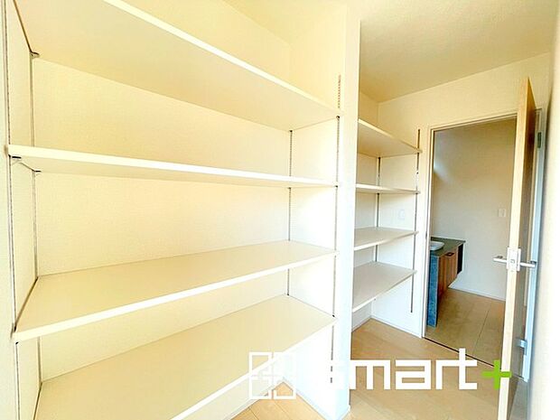 ~あると嬉しいパントリー~ ・キッチン横にはパントリー付。便利な可動棚付きで食材や台所用品のストックもたくさん出来ます。 ・散らかりがちなキッチン周りがスッキリ片付いて毎日の家事も快適。