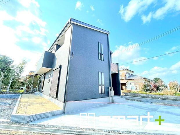 ～お庭もある余裕の敷地～ ・広々した敷地にはお庭もご用意。お庭があるだけで余裕を感じますね。 ・防草シートや人工芝の敷設などのオプションもお気軽にご相談くださいませ。 