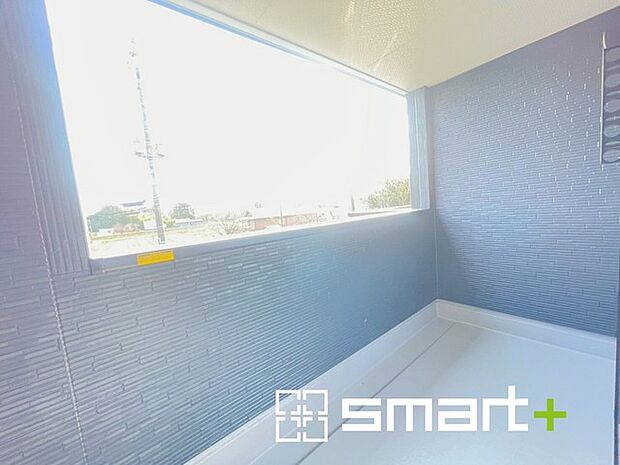 ~屋根付きのバルコニー~ ・バルコニーは屋根付きなので急な雨でも安心です。 ・奥行きもあるので洗濯物が干しやすいのも嬉しいポイントですね。