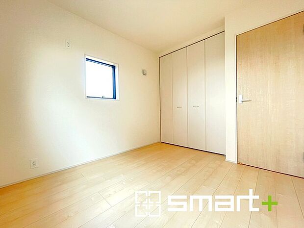 ~2面採光の明るいお部屋~ ・洋室は2面採光とする事で穏やかな陽の入る明るい空間となっております。 ・くつろぎのプライベート時間を明るい空間で穏やかにお過ごしいただけます。