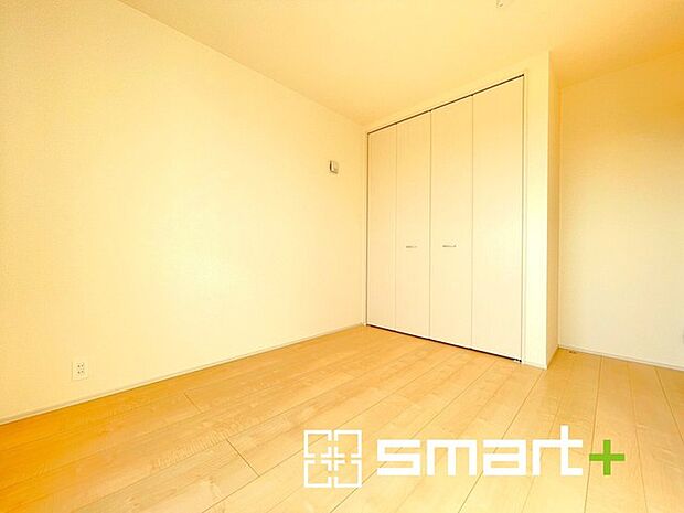 ~収納豊富な洋室~ ・各居室に備え付けの収納をご用意。タンスなどを置く場合と比べ出っ張らないので部屋の中を有効のご活用いただけます。 ・収納の広さなどぜひ現地でご確認くださいませ。