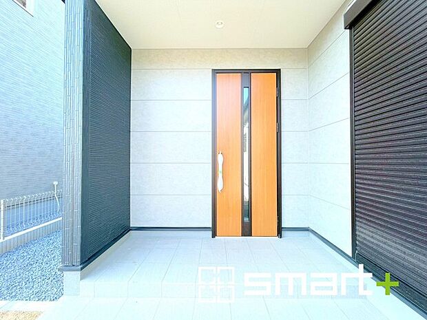～お住まいの顔「玄関」～ ・木のぬくもりを感じる木目調の玄関ドアで暖かみのある玄関に。 ・来客時に誰が来たかすぐにわかるモニター付きのインターフォンは防犯対策にもなります。
