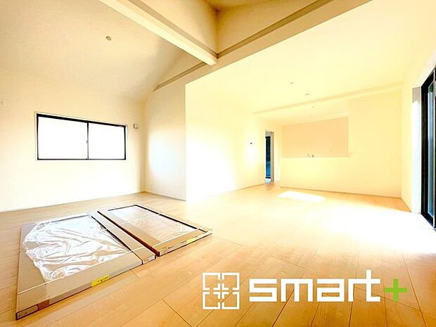 ~余裕の空間が広がるLDK~ ・23.5帖あるLDKはご家族団らんのお時間を余裕の広さで演出してくれます。 ・ご内覧の際は家具の配置などもイメージしながらご覧くださいませ。