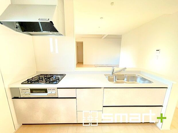 ～人気のカウンターキッチン～ ・キッチンには余計な柱が無いので、リビングが見渡せ開放感のある造りとなっております。 ・蛇口には浄水器が内蔵されるなど機能面でも優れたキッチンです。 