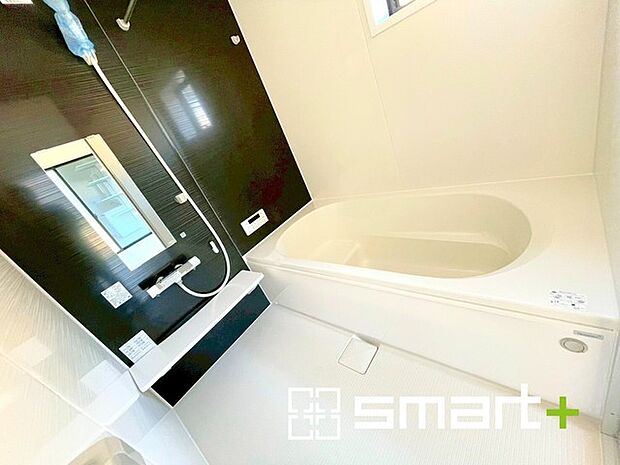 ～浴室乾燥機付きの浴室～ ・浴室には乾燥機が付いているので雨の日でも洗濯物を干すことが可能です。 ・水はけの良い床材など機能面も充実。マイクロバルなどオプションもご相談くださいませ。 